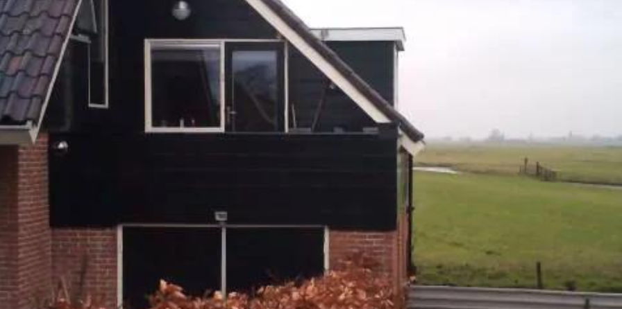 Buitenaanzicht B&B Goed Gevonden met bewolking